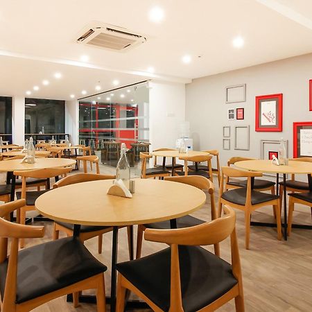 Super Townhouse The Cinco Hotel Near Esi Hospital Hajdarabad Zewnętrze zdjęcie