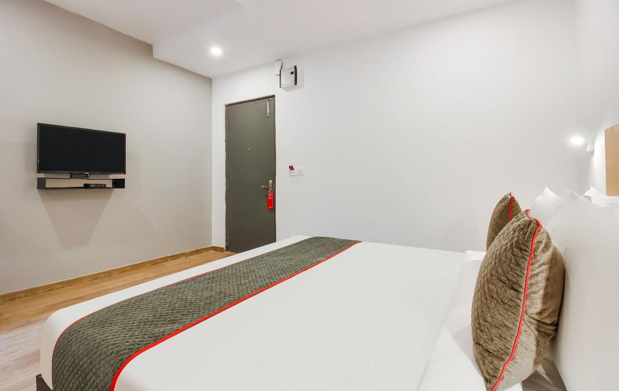 Super Townhouse The Cinco Hotel Near Esi Hospital Hajdarabad Zewnętrze zdjęcie